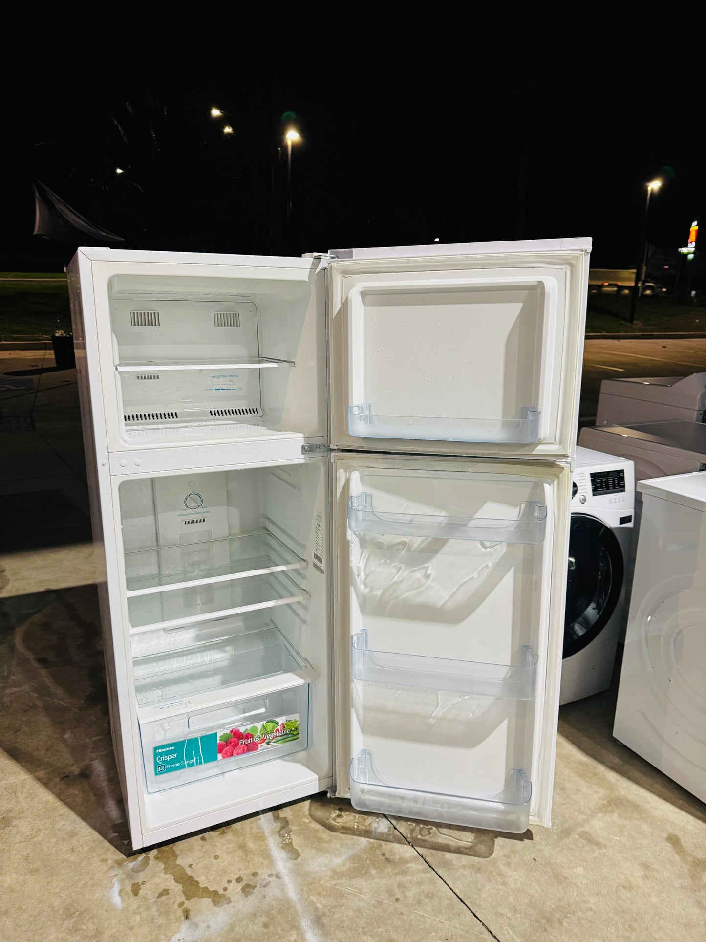 **HISENSE 221 LITRES FRIDGE FREEZER**