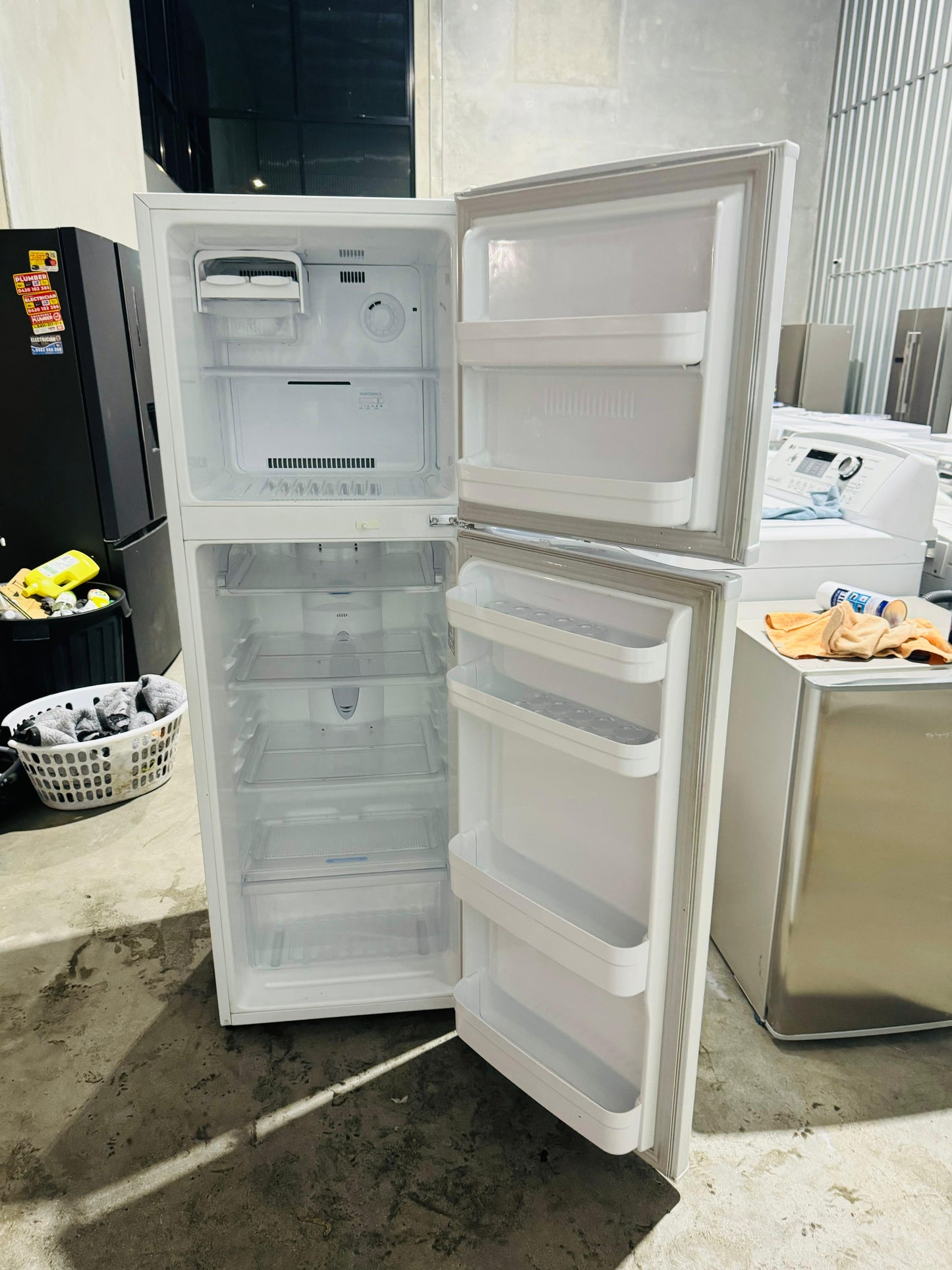 **LG 253 LITRES FRIDGE FREEZER**