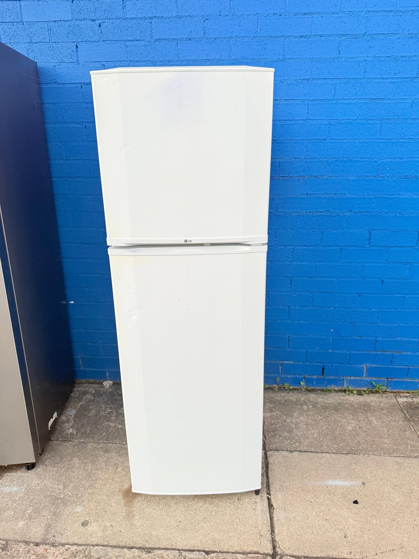 **LG 253 LITRES FRIDGE FREEZER**