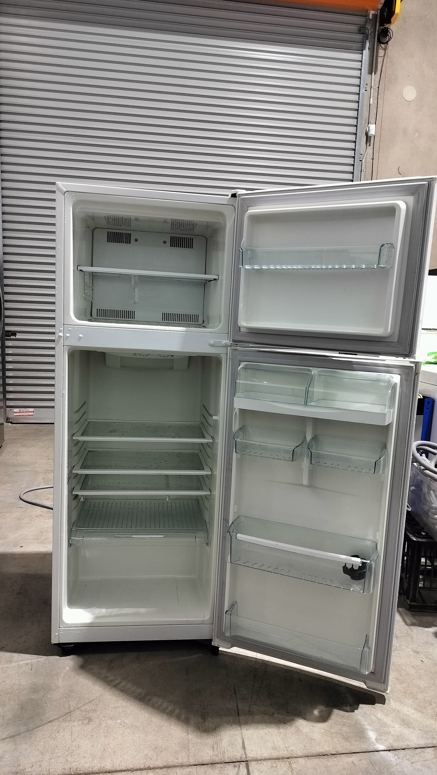 **WESTINGHOUSE 300 LITRES FRIDGE FREEZER**