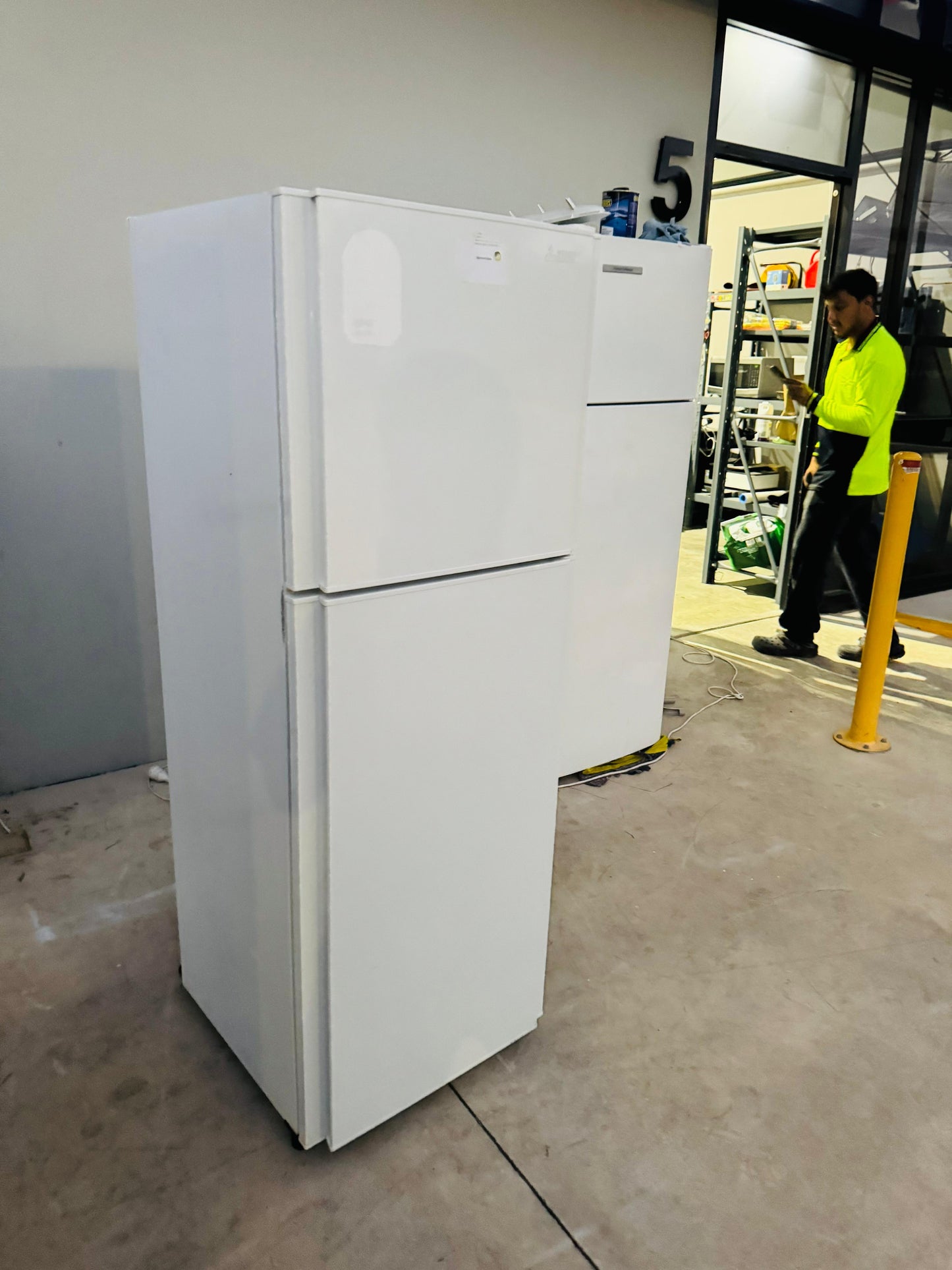 **MITSUBISHI 260 LITRES FRIDGE FREEZER**