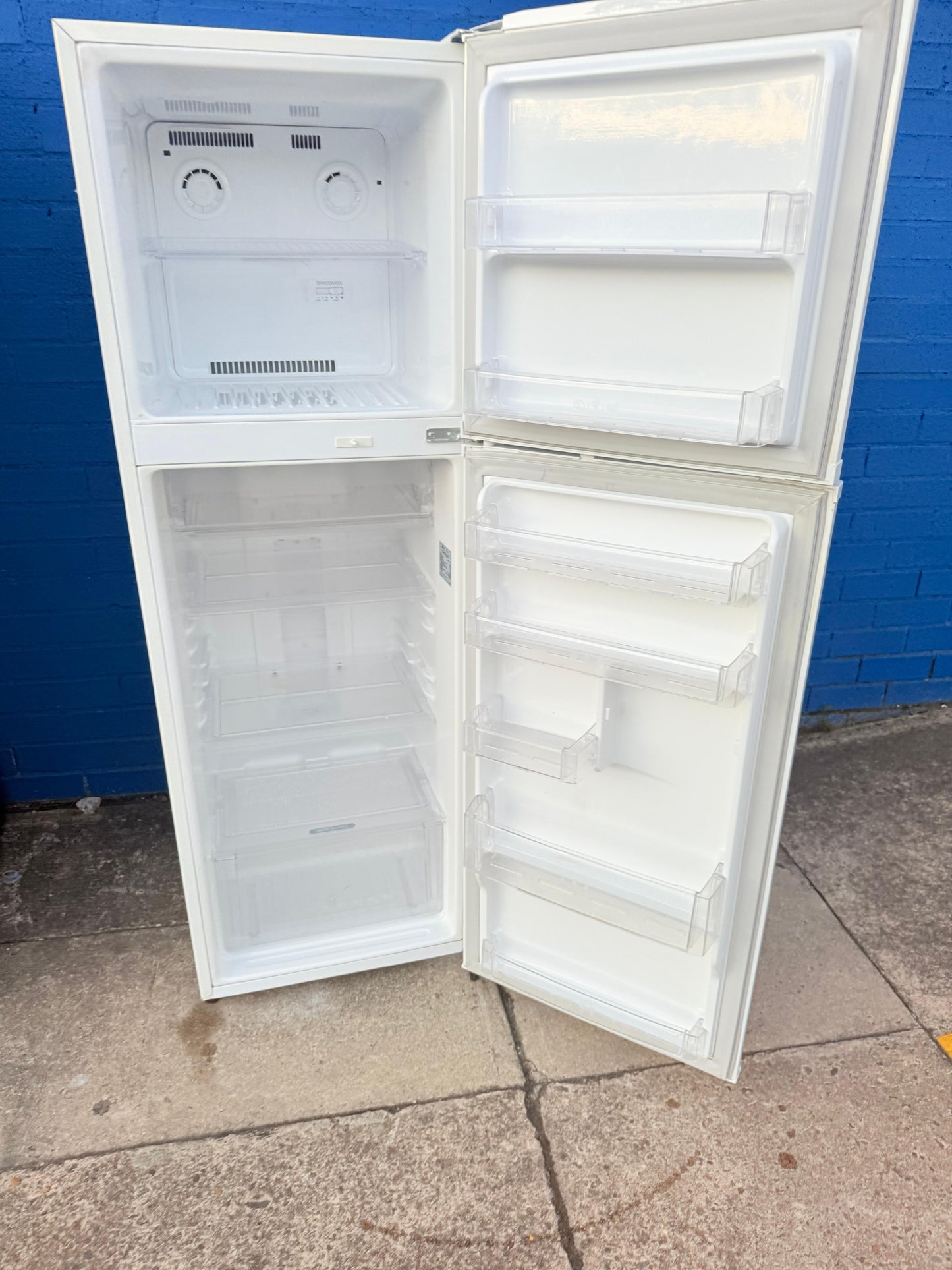 **LG 253 LITRES FRIDGE FREEZER**