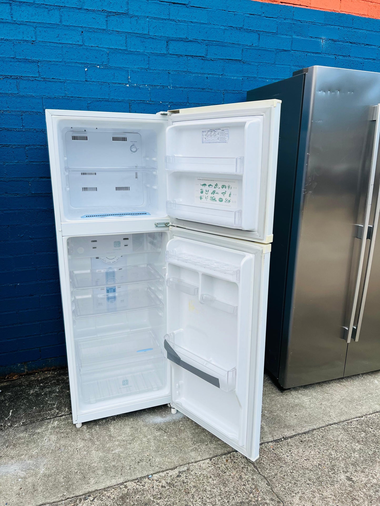 **SAMSUNG 228 LITRES FRIDGE FREEZER**