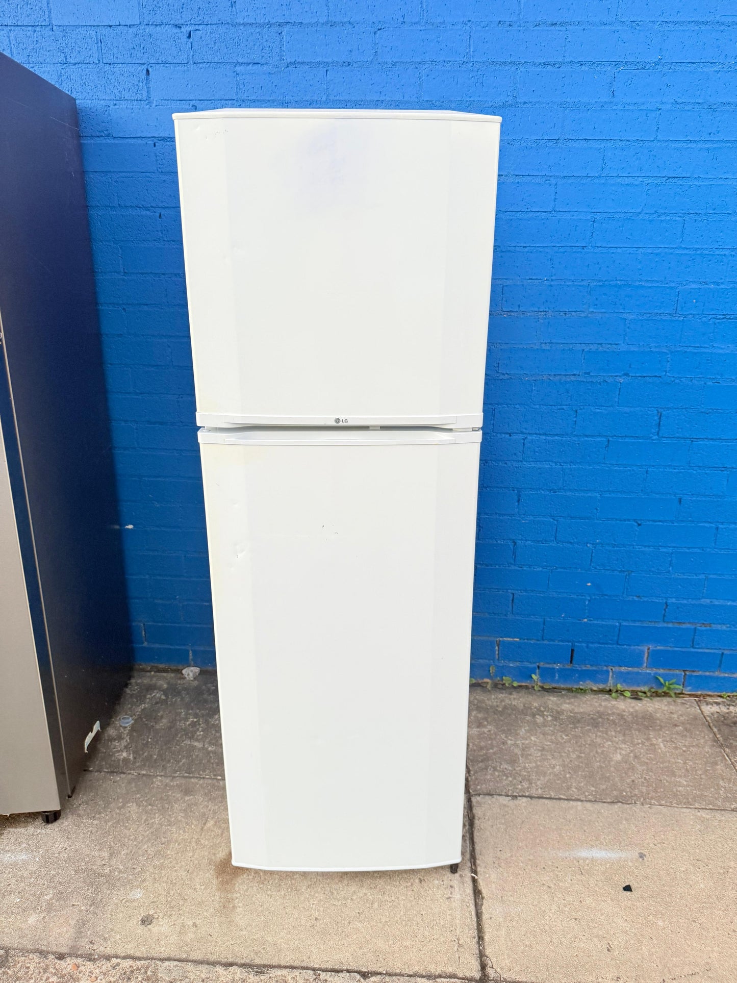 **LG 253 LITRES FRIDGE FREEZER**