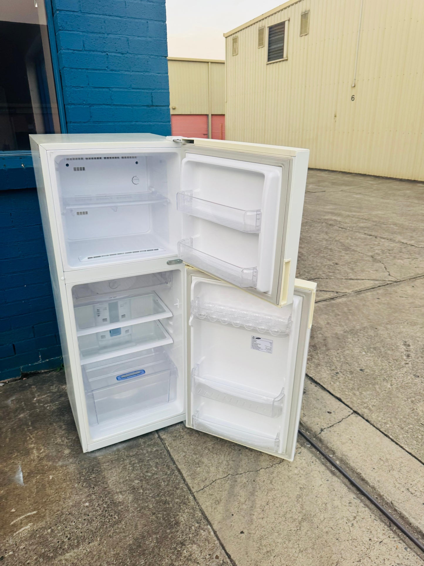 **SAMSUNG 216 LITRES FRIDGE FREEZER**