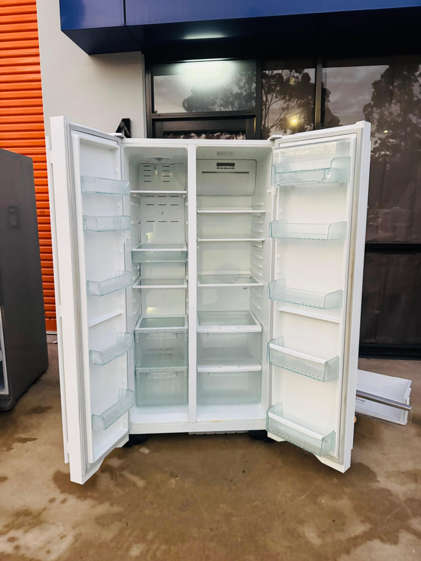 **WESTINGHOUSE SIDE BY SIDE 606 LITRES FRIDGE FREEZER**