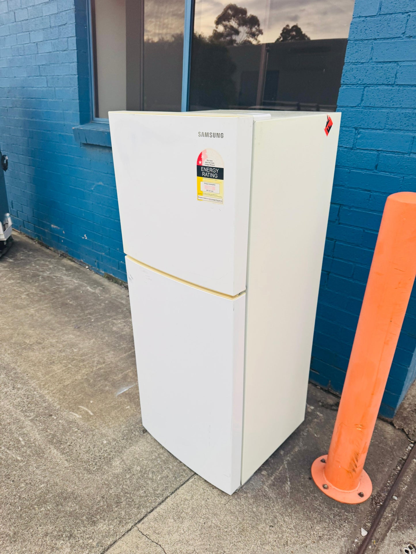 **SAMSUNG 216 LITRES FRIDGE FREEZER**