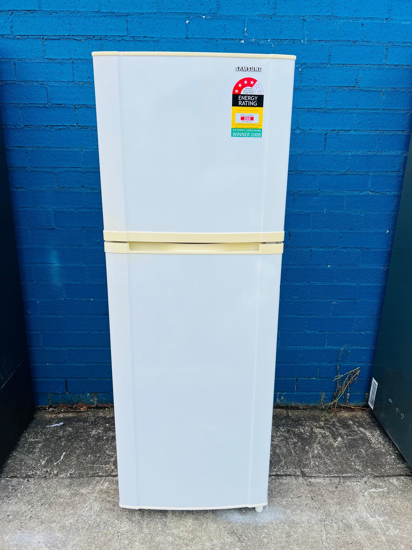 **SAMSUNG 228 LITRES FRIDGE FREEZER**