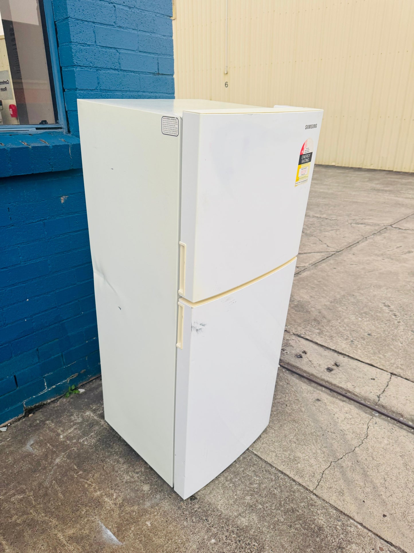 **SAMSUNG 216 LITRES FRIDGE FREEZER**