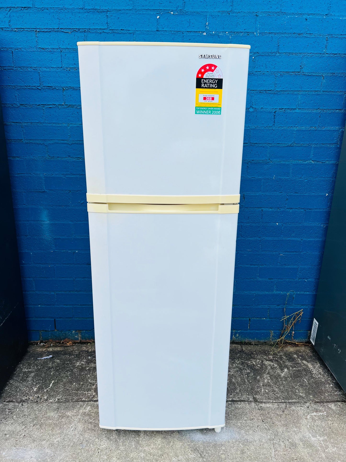 **SAMSUNG 228 LITRES FRIDGE FREEZER**