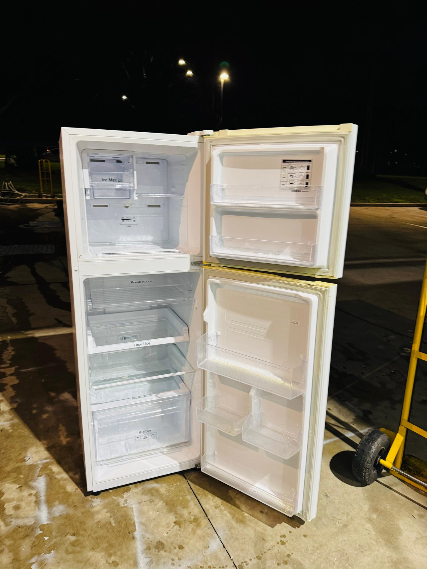 **SAMSUNG 255 LITRES FRIDGE FREEZER**