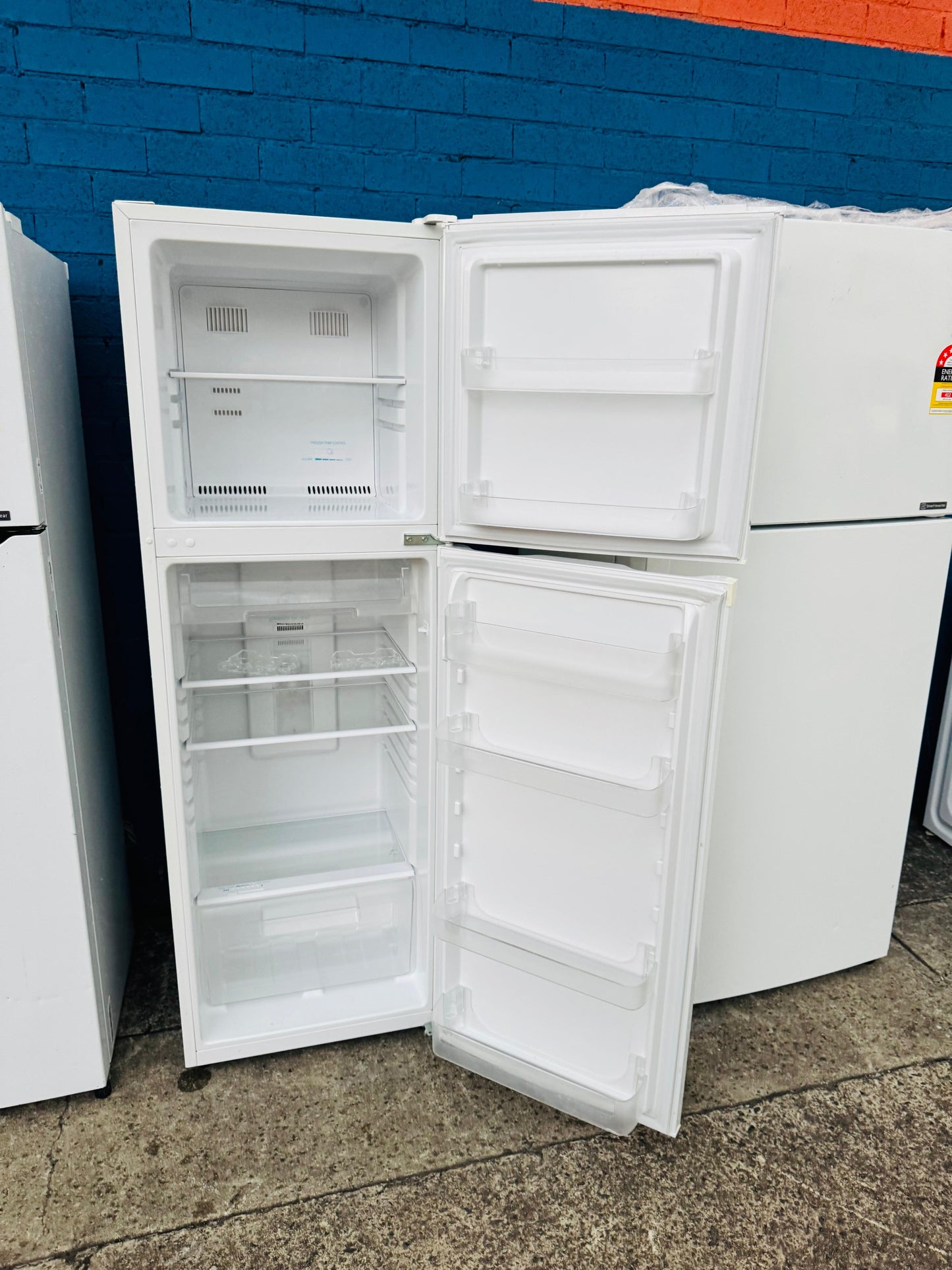 **KELVINATOR 280 LITRES FRIDGE FREEZER**