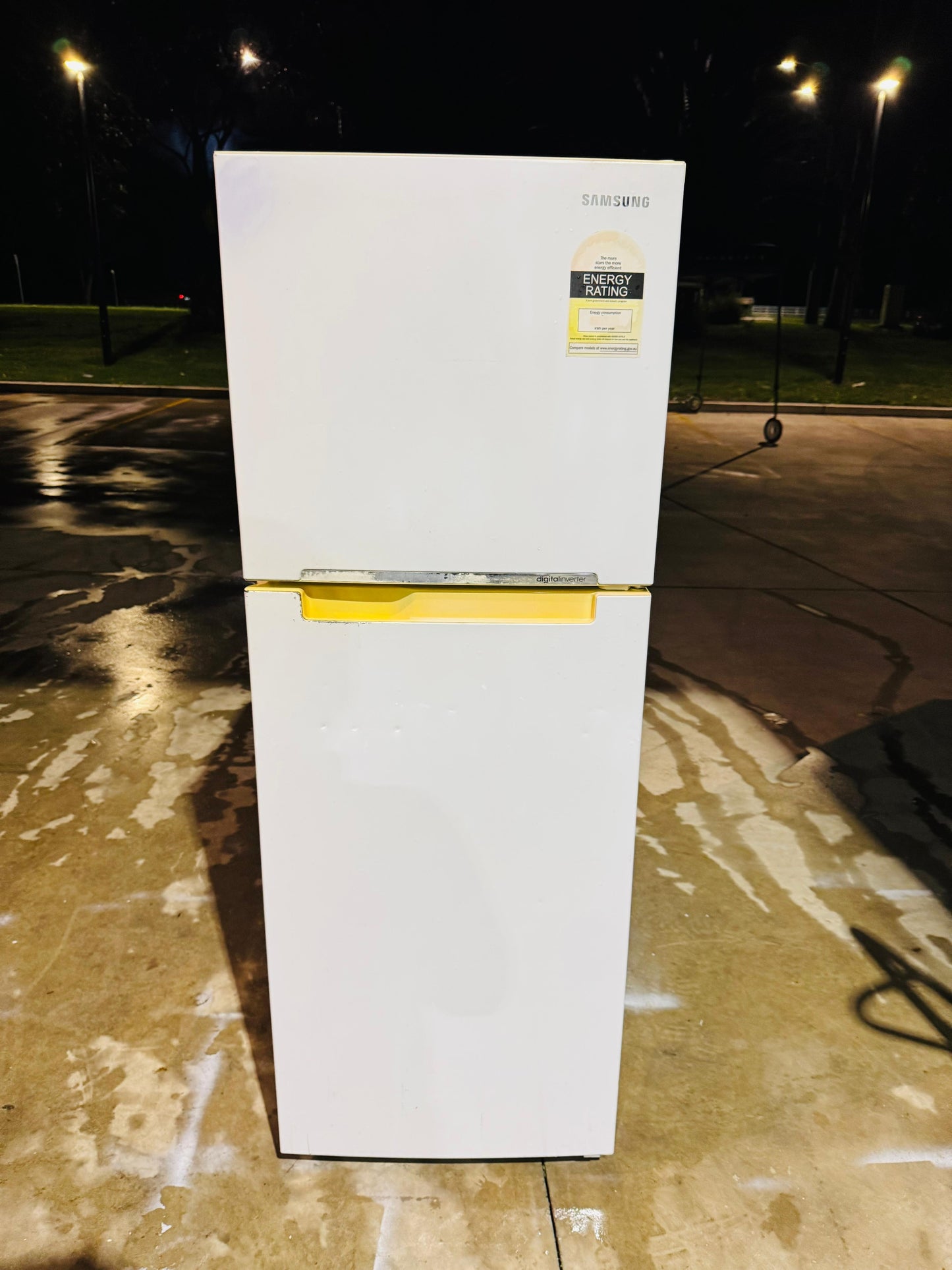 **SAMSUNG 255 LITRES FRIDGE FREEZER**