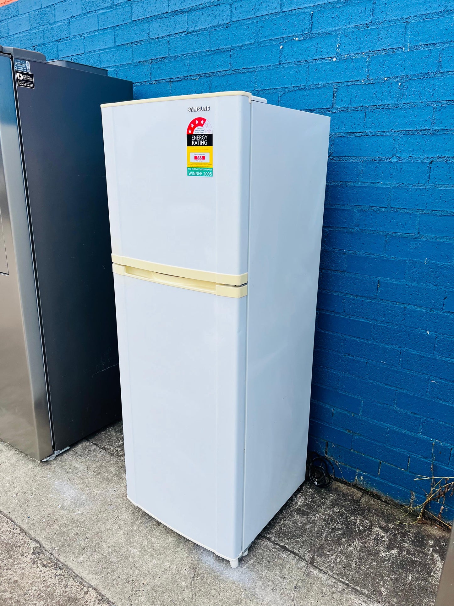 **SAMSUNG 228 LITRES FRIDGE FREEZER**