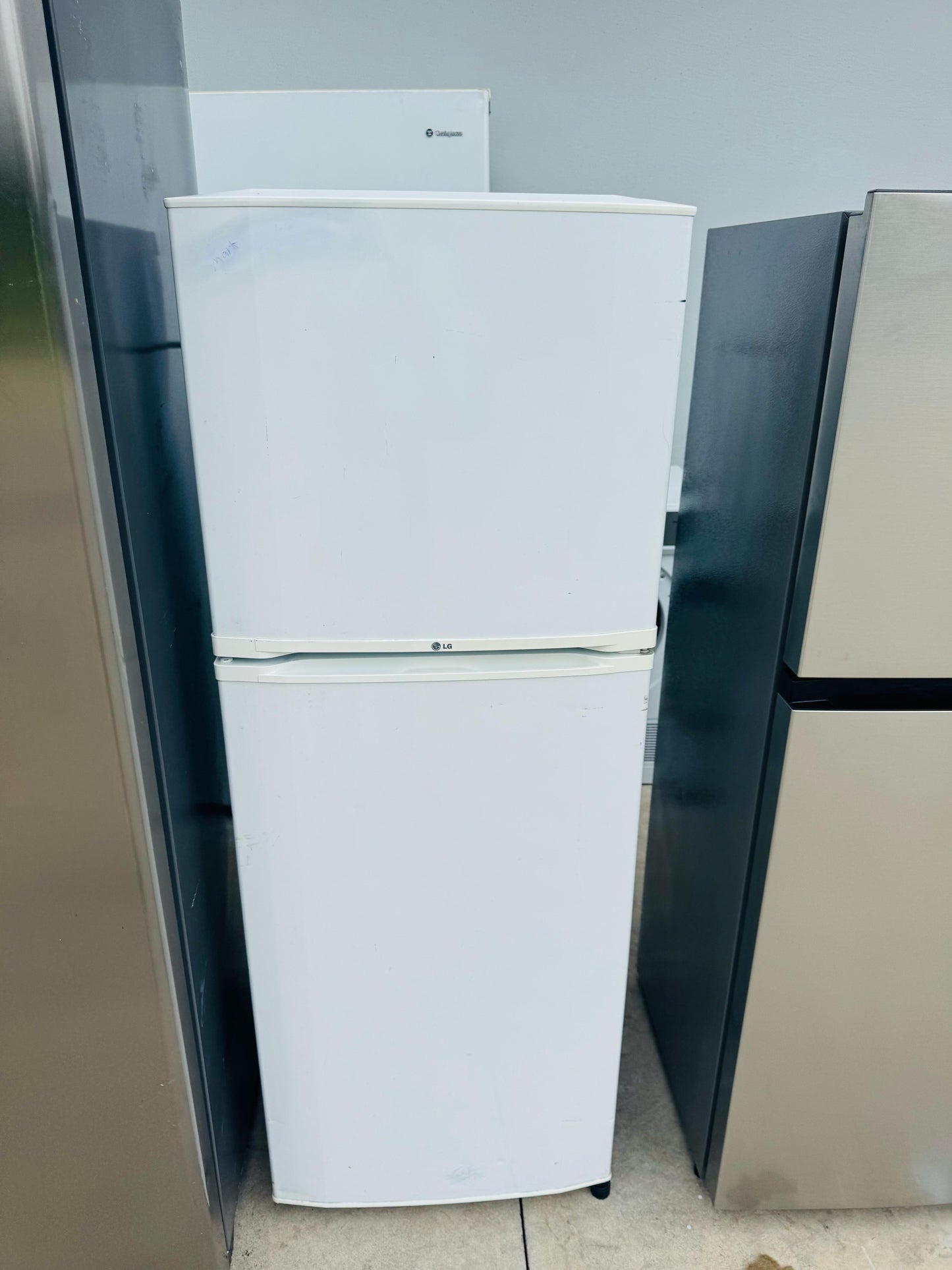 **LG 205 LITRES FRIDGE FREEZER**