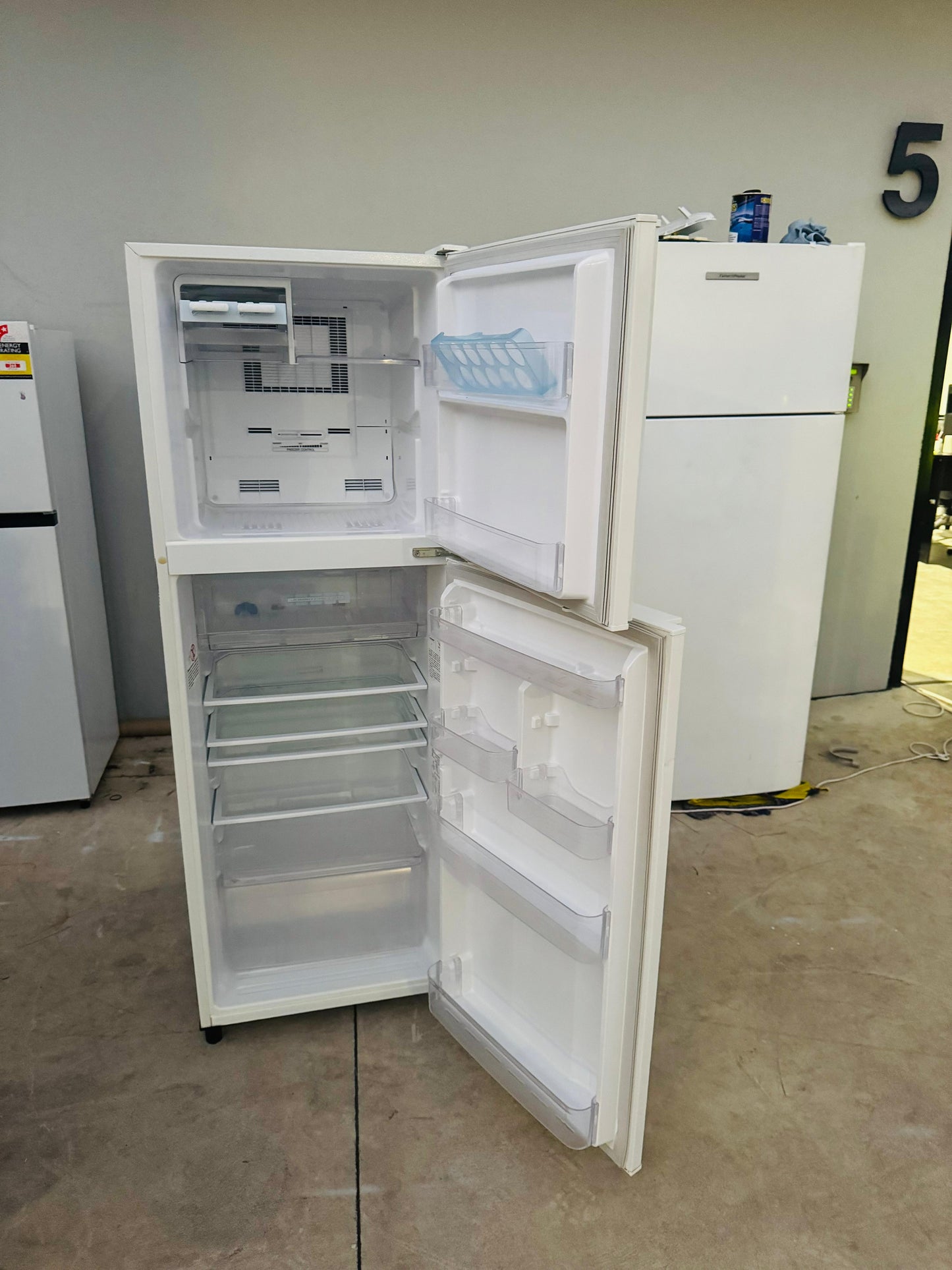 **MITSUBISHI 260 LITRES FRIDGE FREEZER**