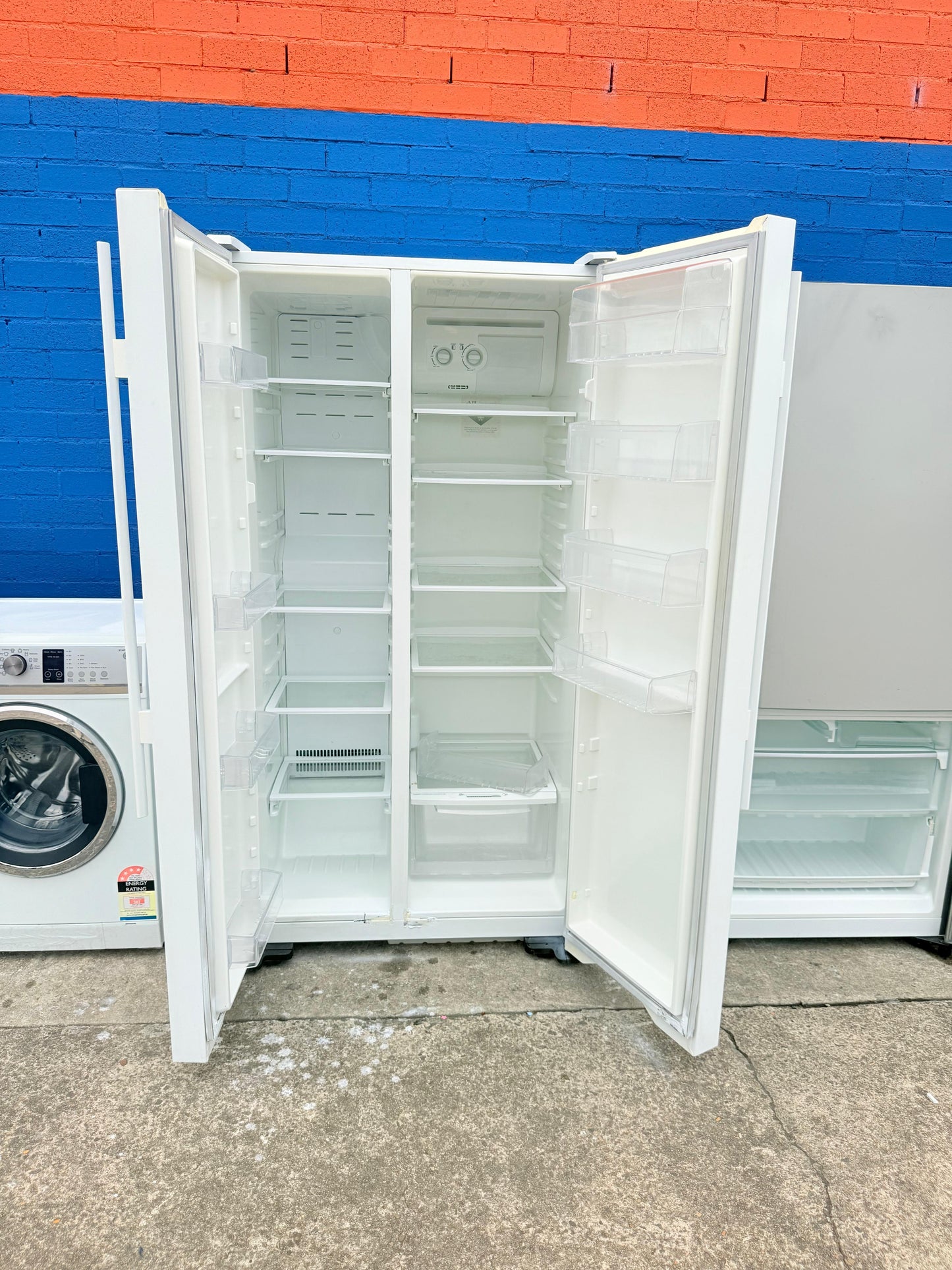 **KELVINATOR 606 LITRES SIDE BY SIDE DOOR FRIDGE FREEZER**