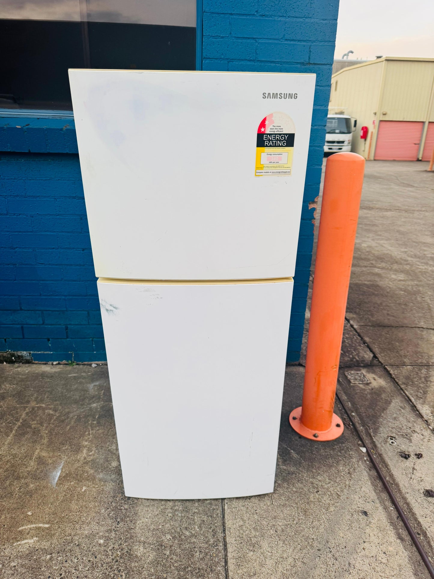 **SAMSUNG 216 LITRES FRIDGE FREEZER**