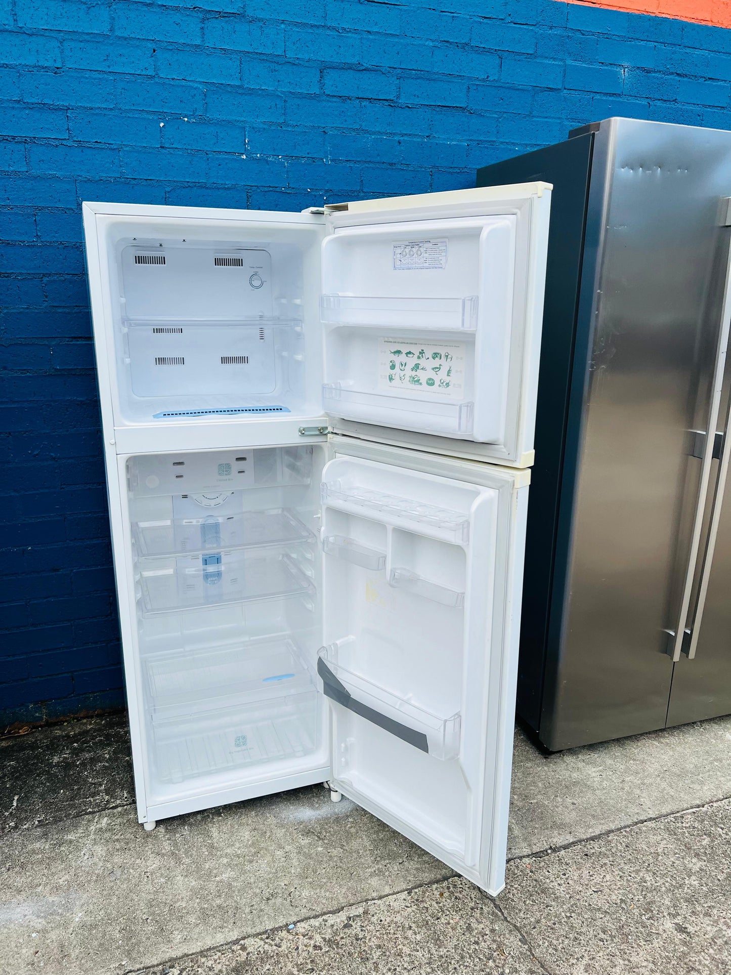 **SAMSUNG 228 LITRES FRIDGE FREEZER**