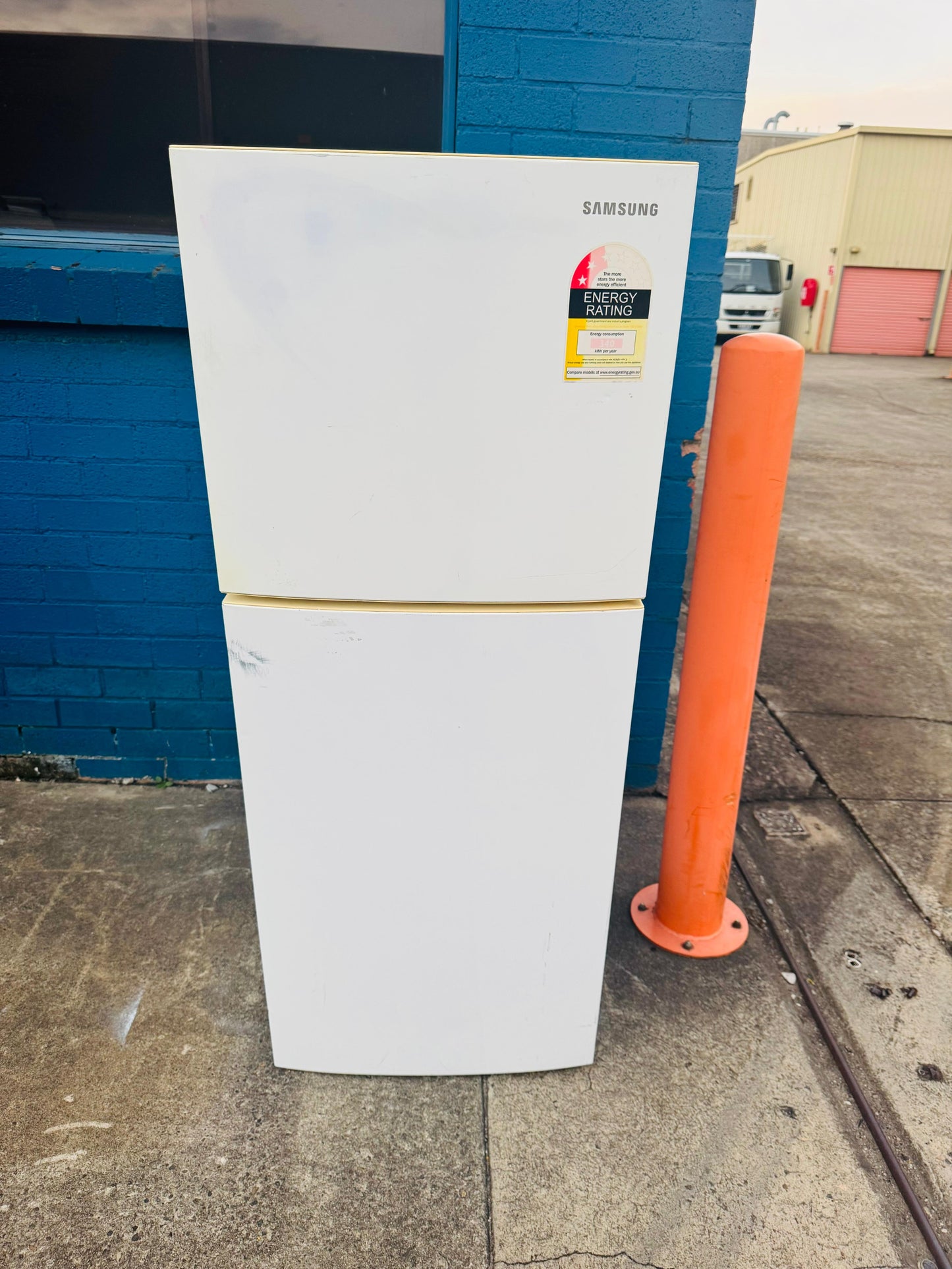 **SAMSUNG 216 LITRES FRIDGE FREEZER**