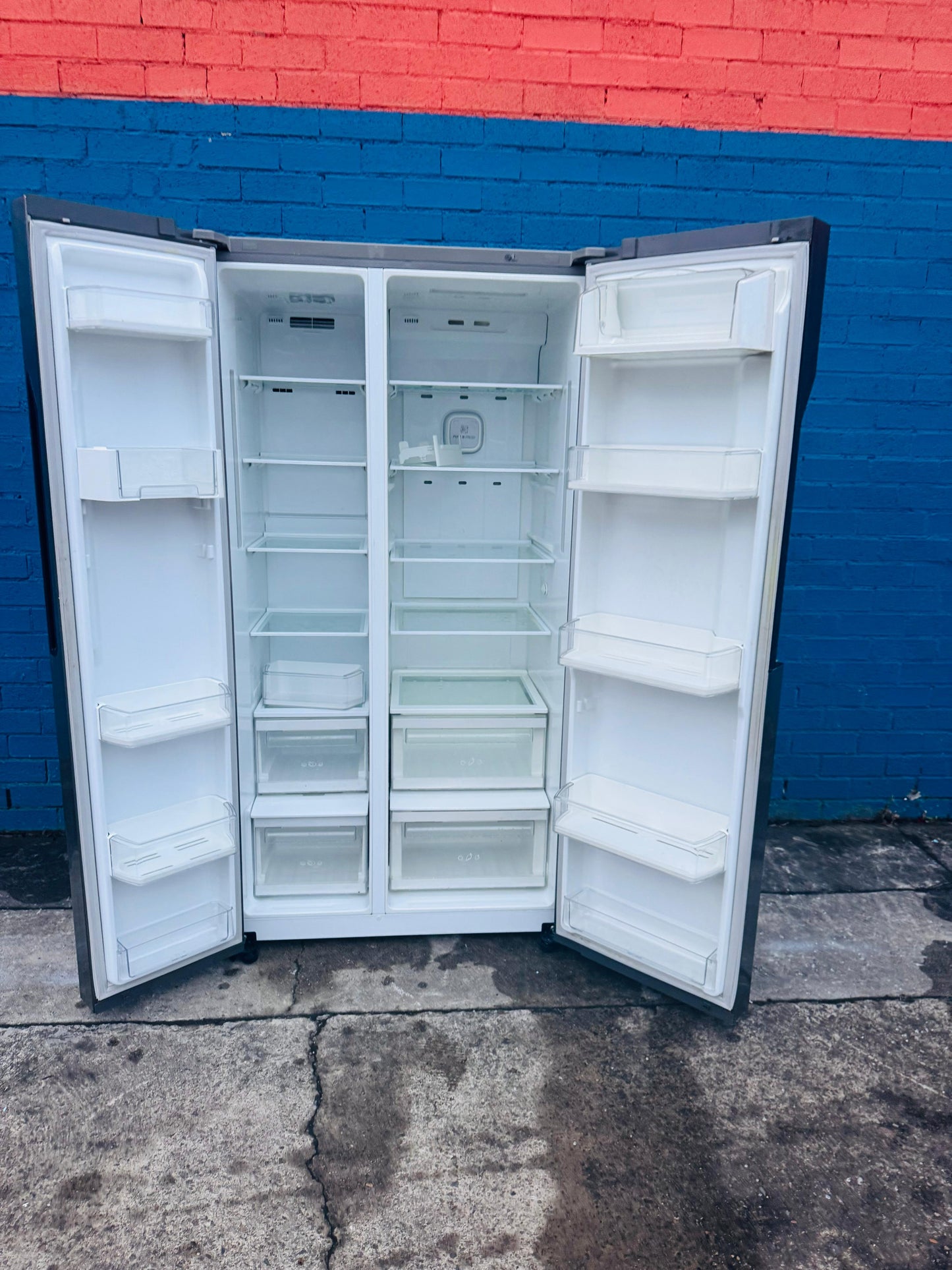 **LG 679 LITRES SIDE BY SIDE DOOR FRIDGE FREEZER**