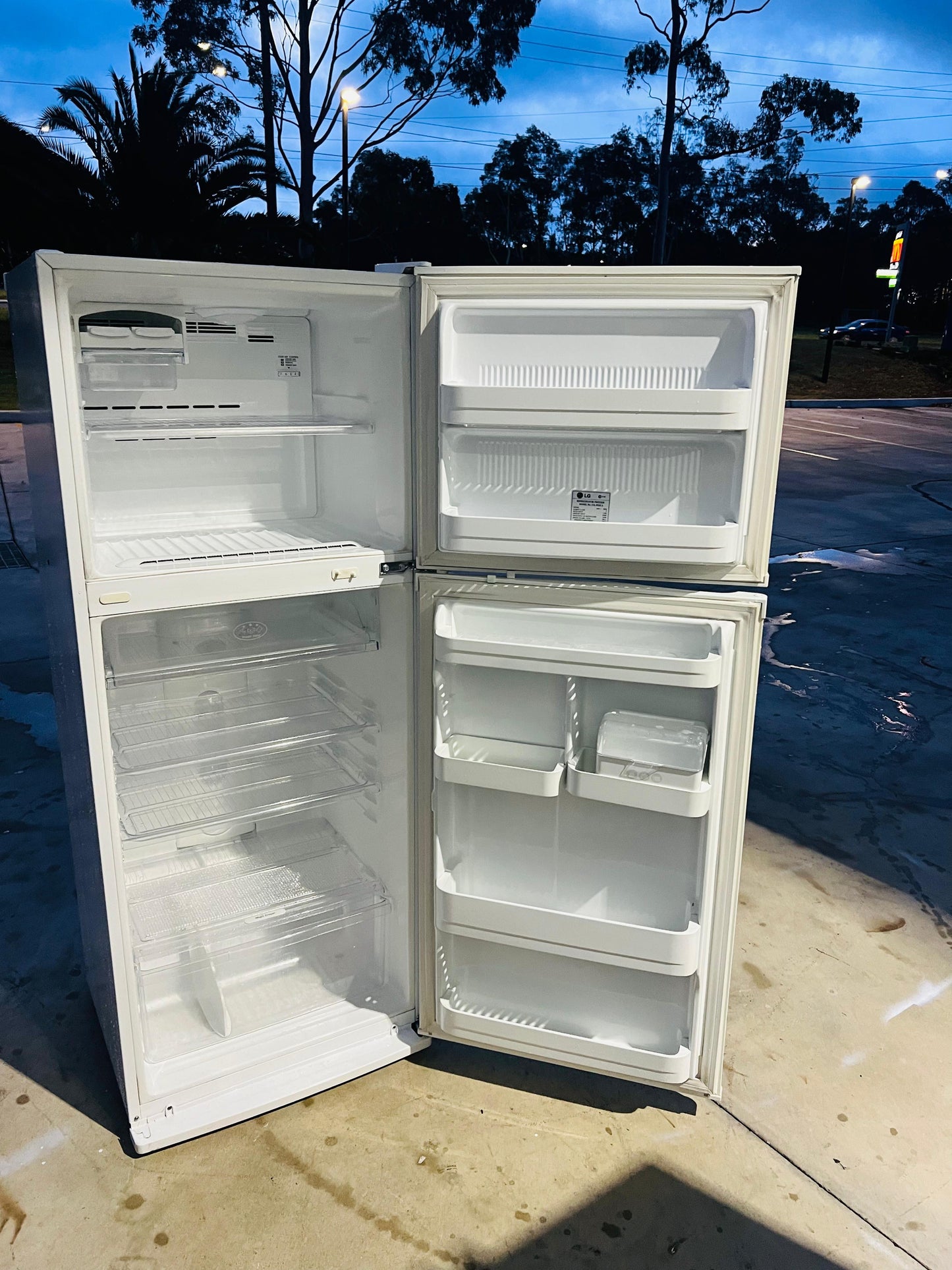 **LG 392 LITRES FRIDGE FREEZER**