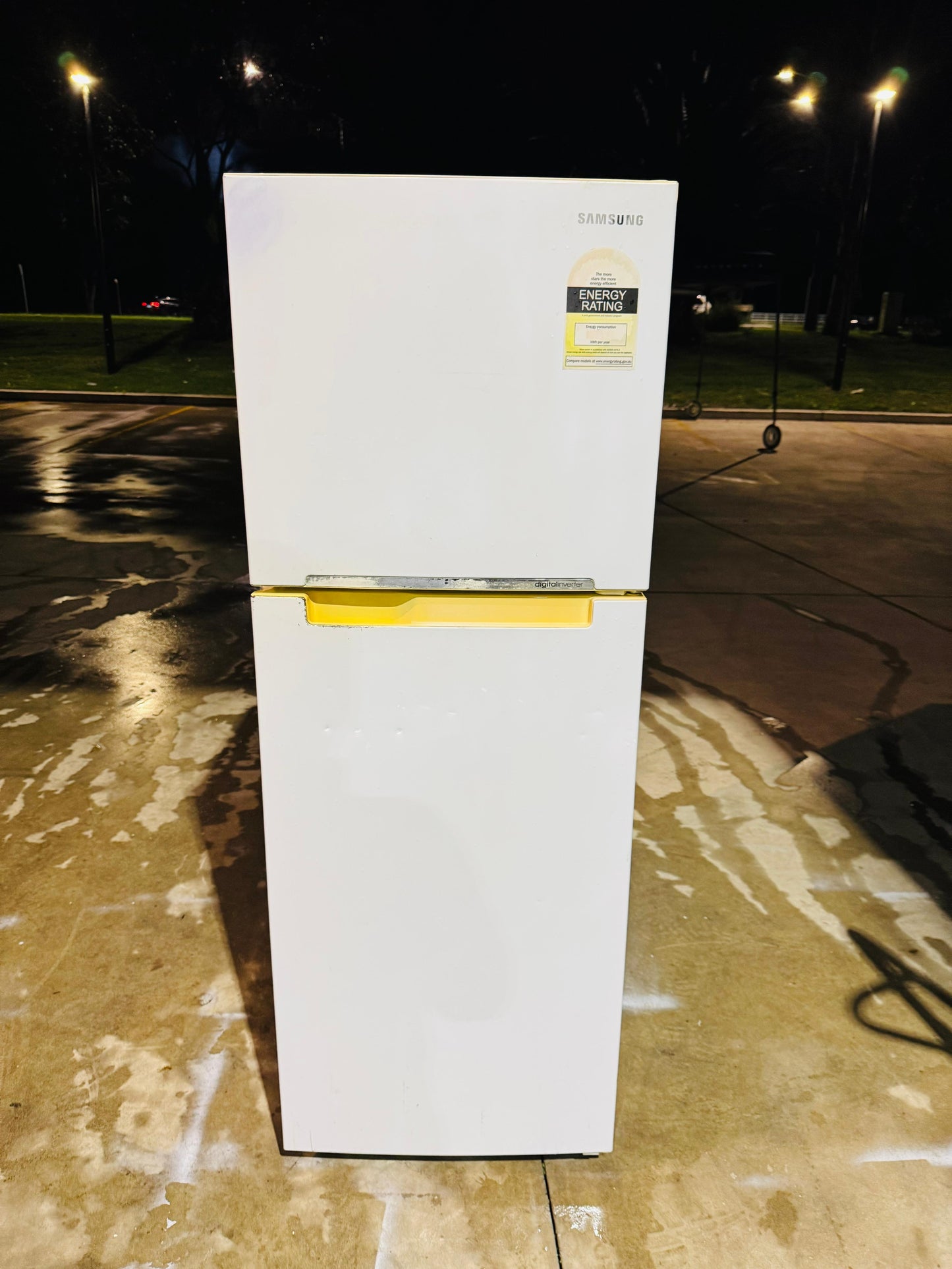 **SAMSUNG 255 LITRES FRIDGE FREEZER**