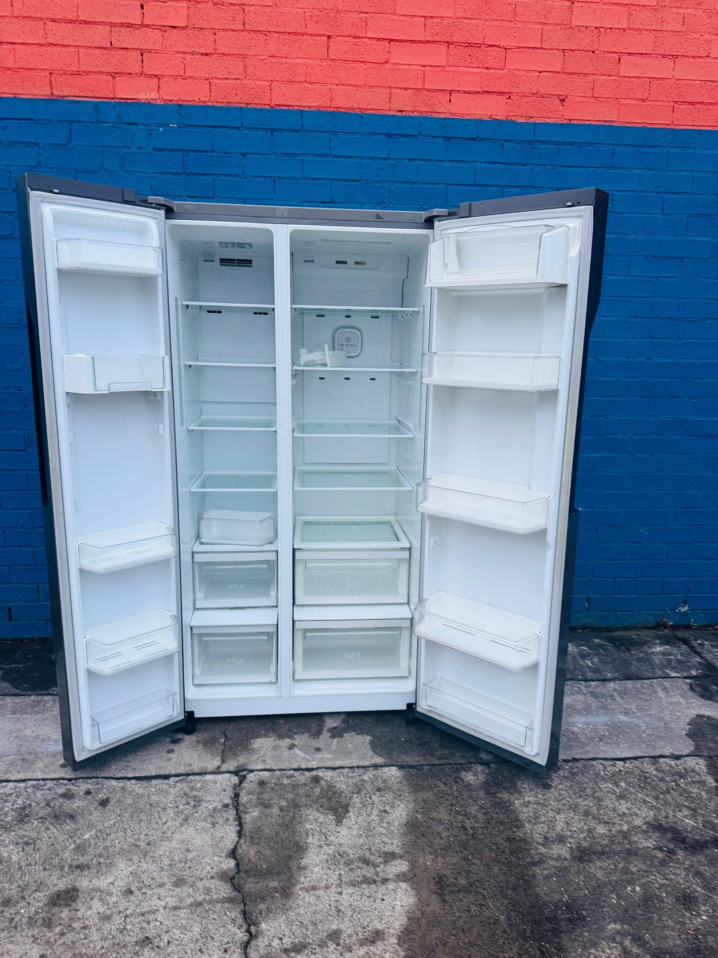 **LG 679 LITRES SIDE BY SIDE DOOR FRIDGE FREEZER**
