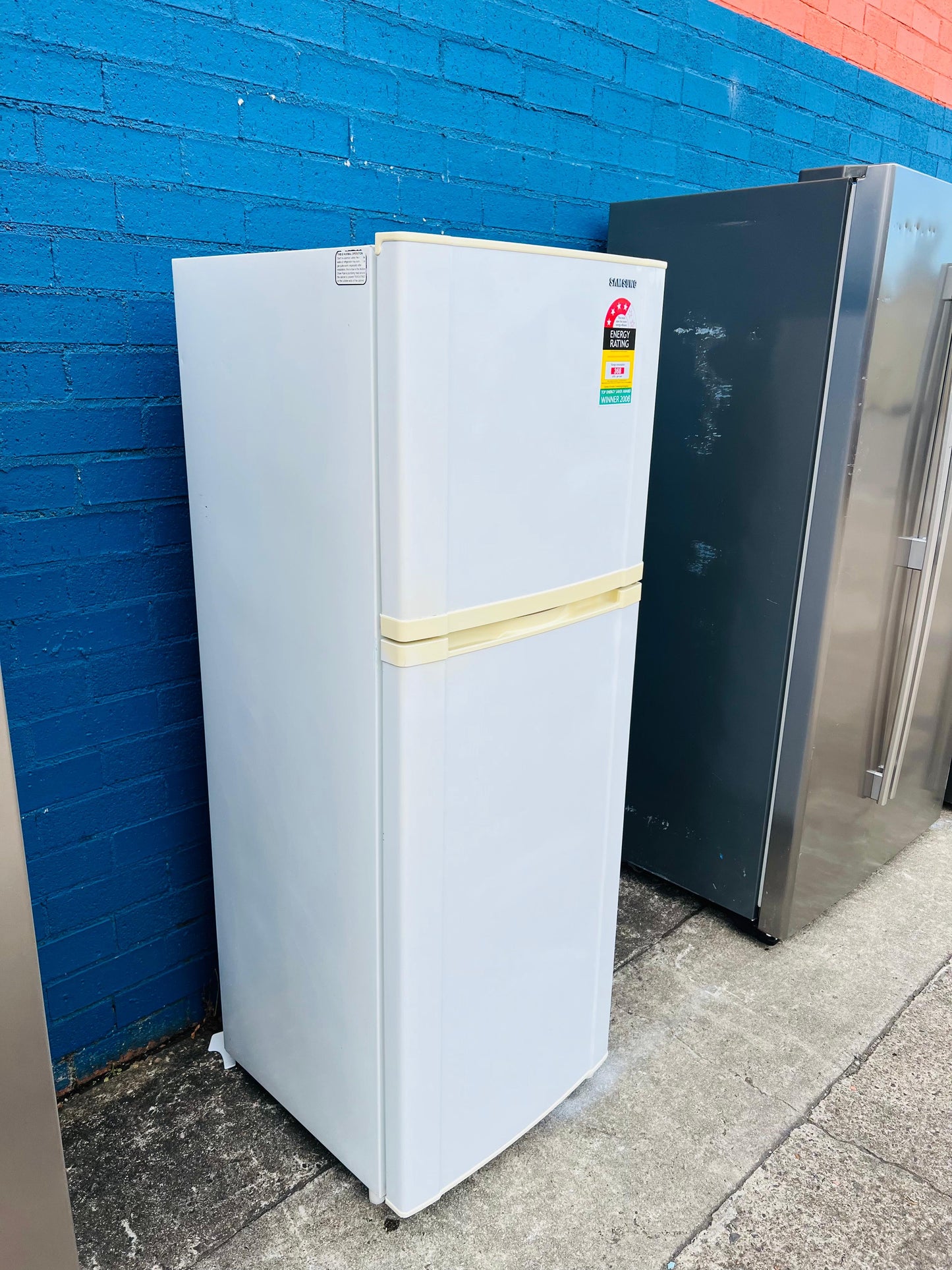 **SAMSUNG 228 LITRES FRIDGE FREEZER**