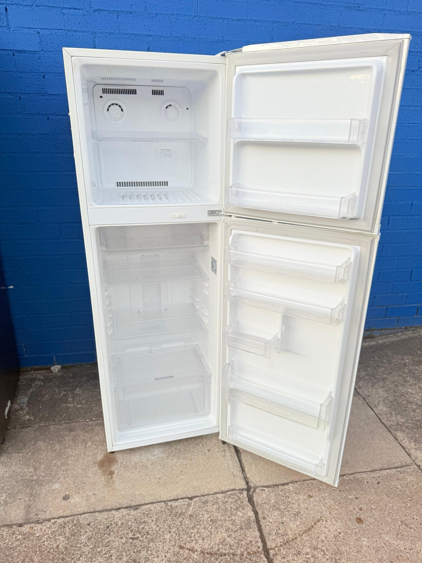 **LG 253 LITRES FRIDGE FREEZER**