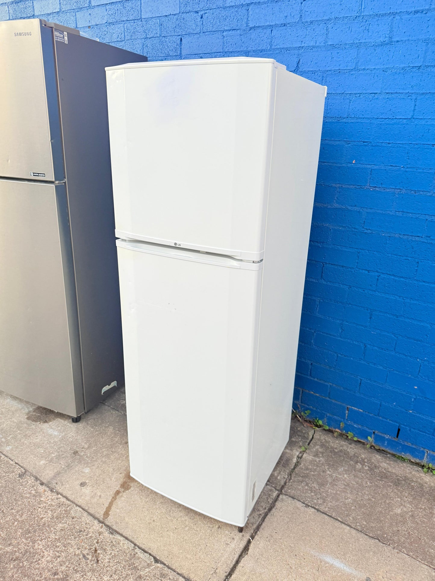 **LG 253 LITRES FRIDGE FREEZER**