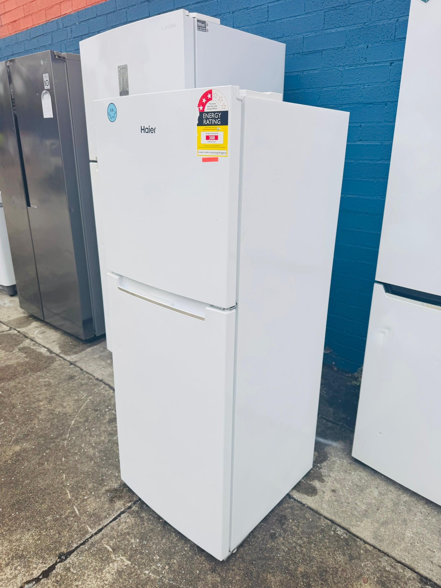 **HAIER 221 LITRES FRIDGE FREEZER**