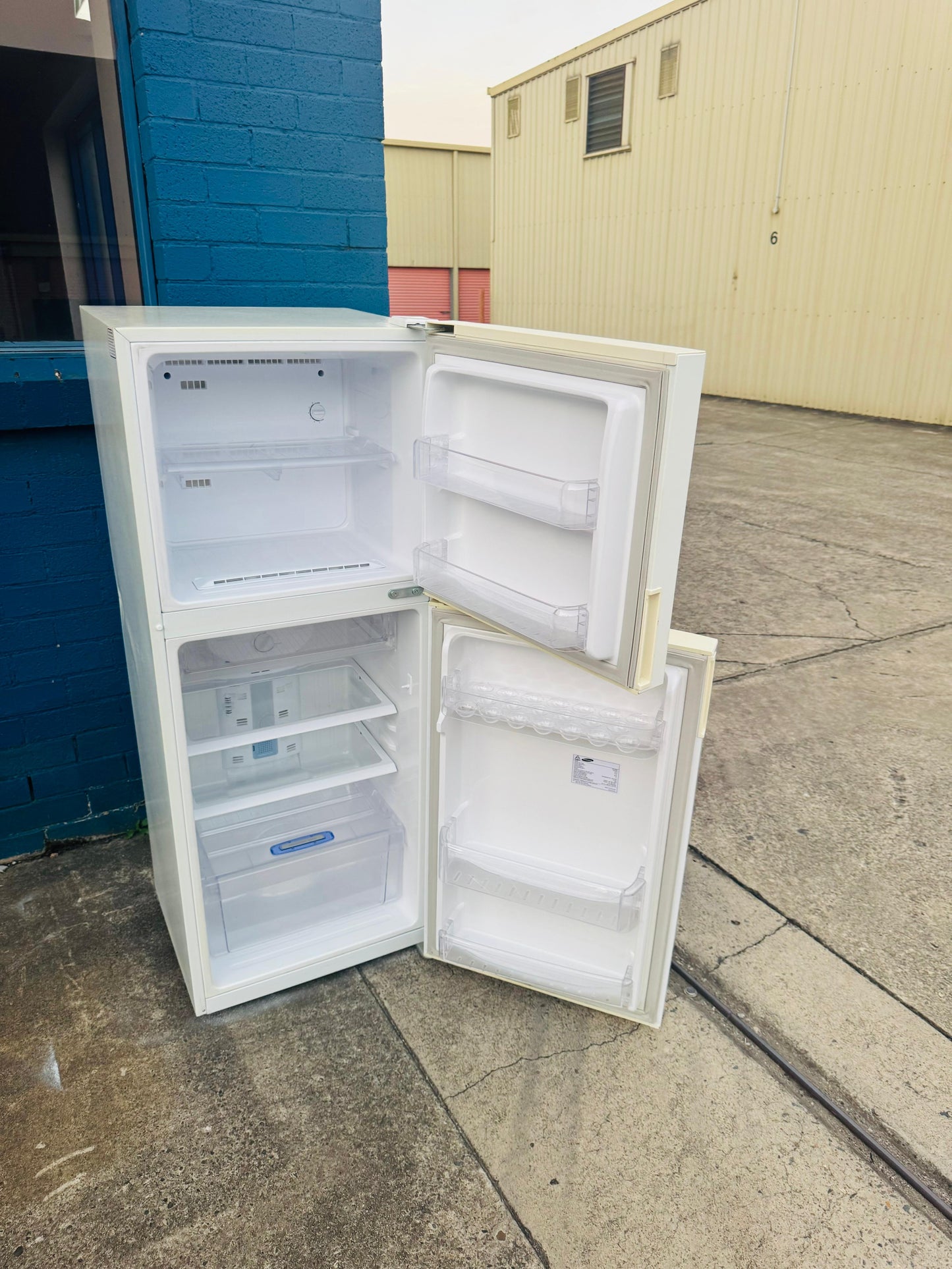 **SAMSUNG 216 LITRES FRIDGE FREEZER**