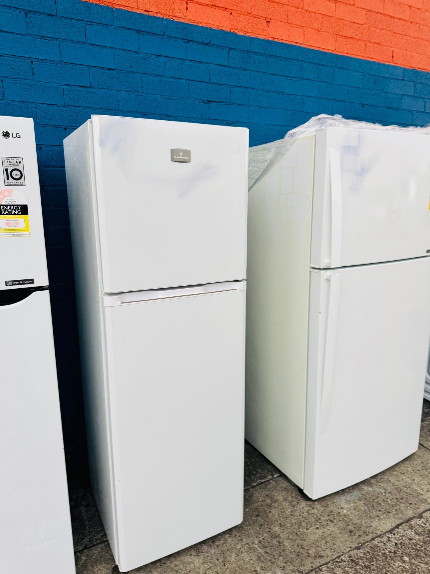 **KELVINATOR 280 LITRES FRIDGE FREEZER**