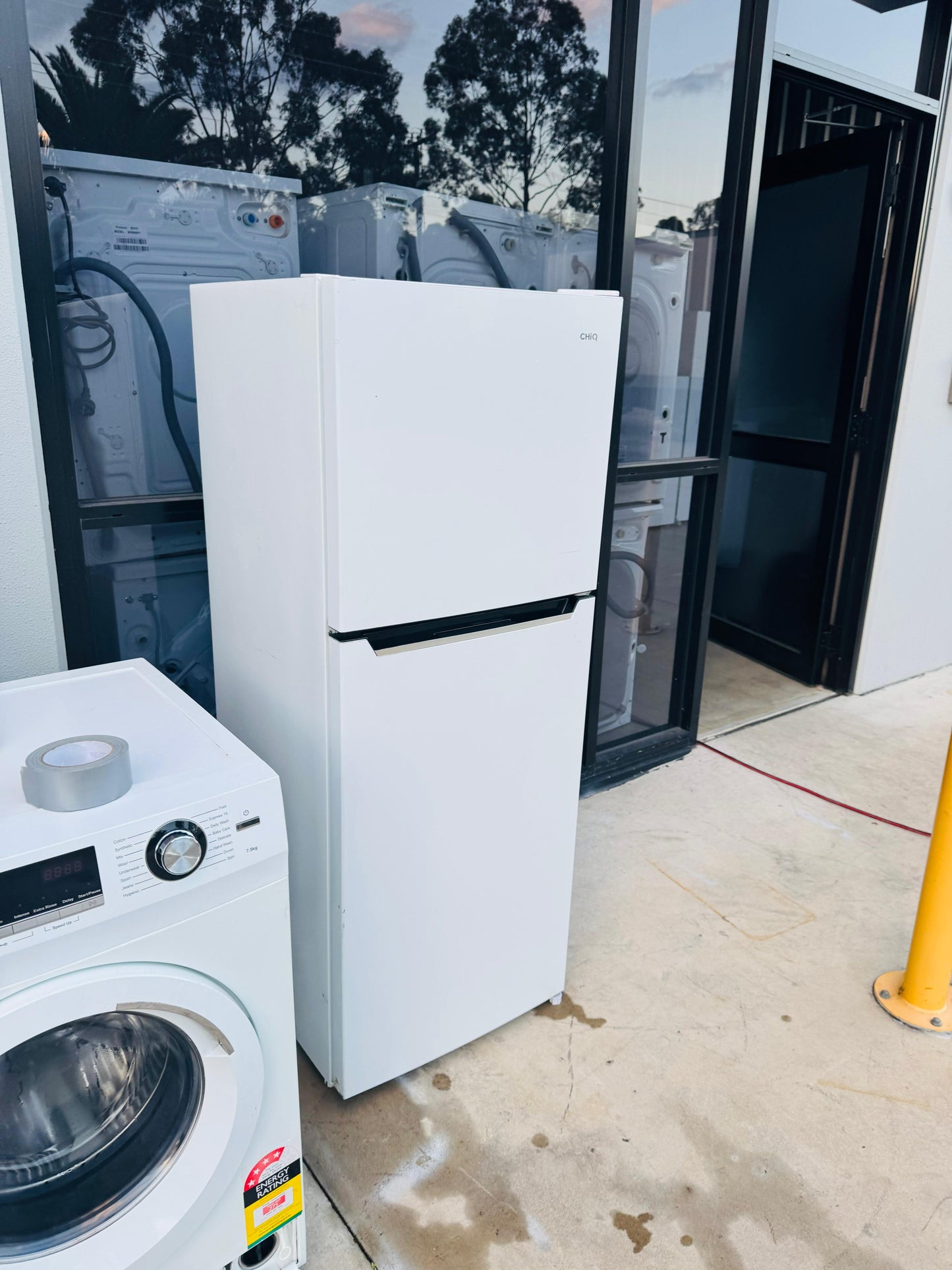 **CHIQ 202 LITRES FRIDGE FREEZER**