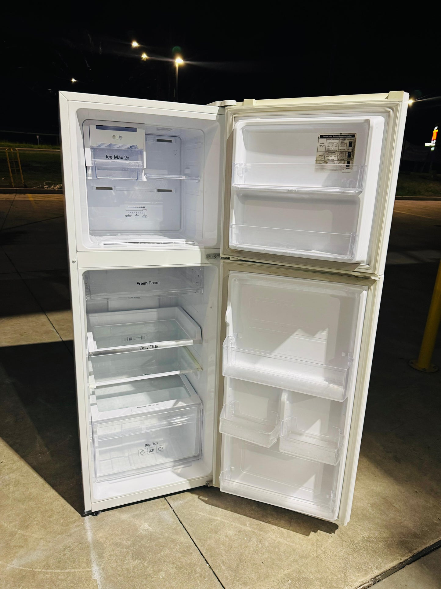 SAMSUNG 255 LITRES FRIDGE FREEZER & LG 7.5 KGS TOP LOADER WASHING MACHINE COMBO PACKAGE DEAL