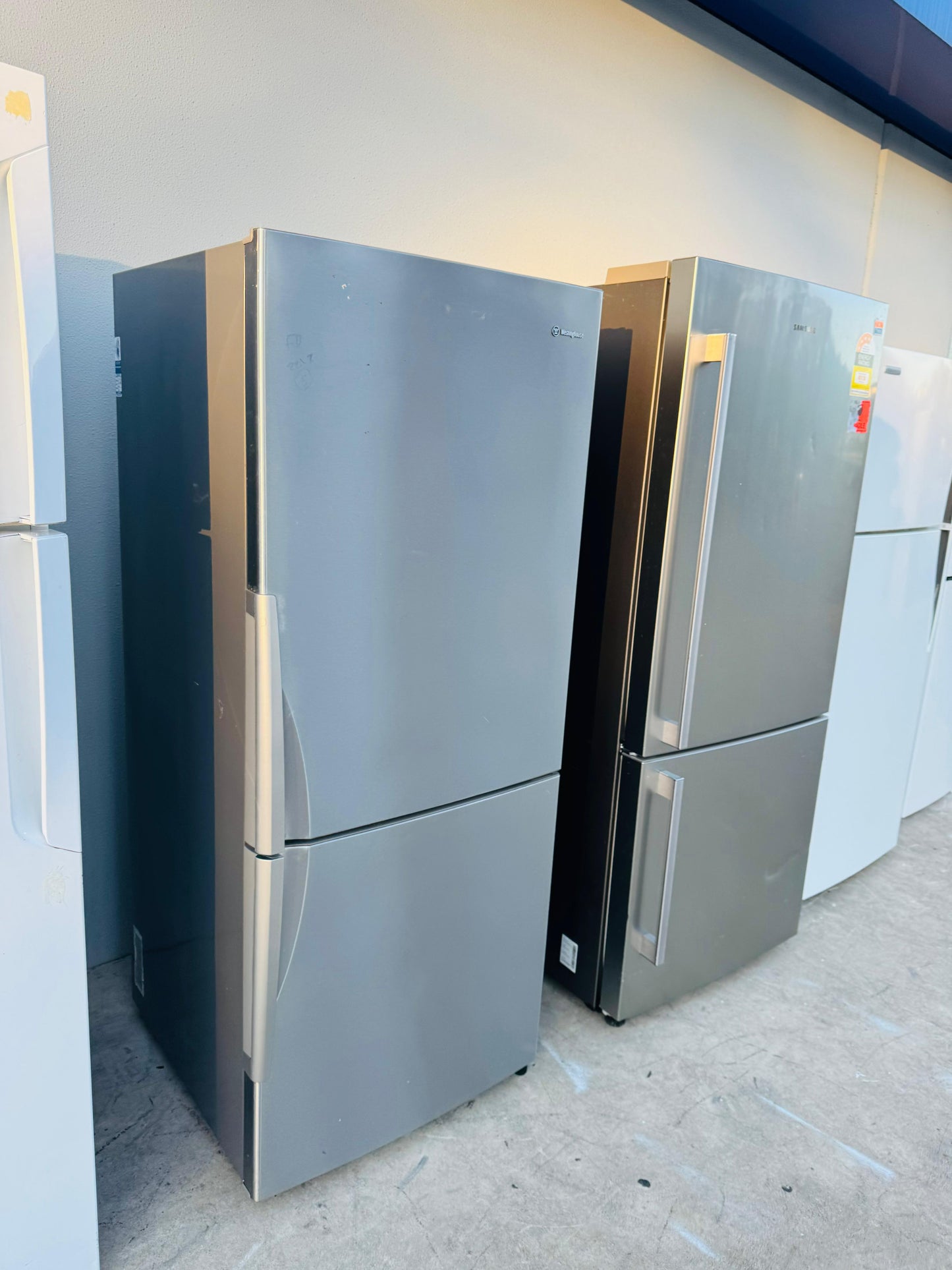 WESTINGHOUSE 370 LITRES FRIDGE FREEZER
