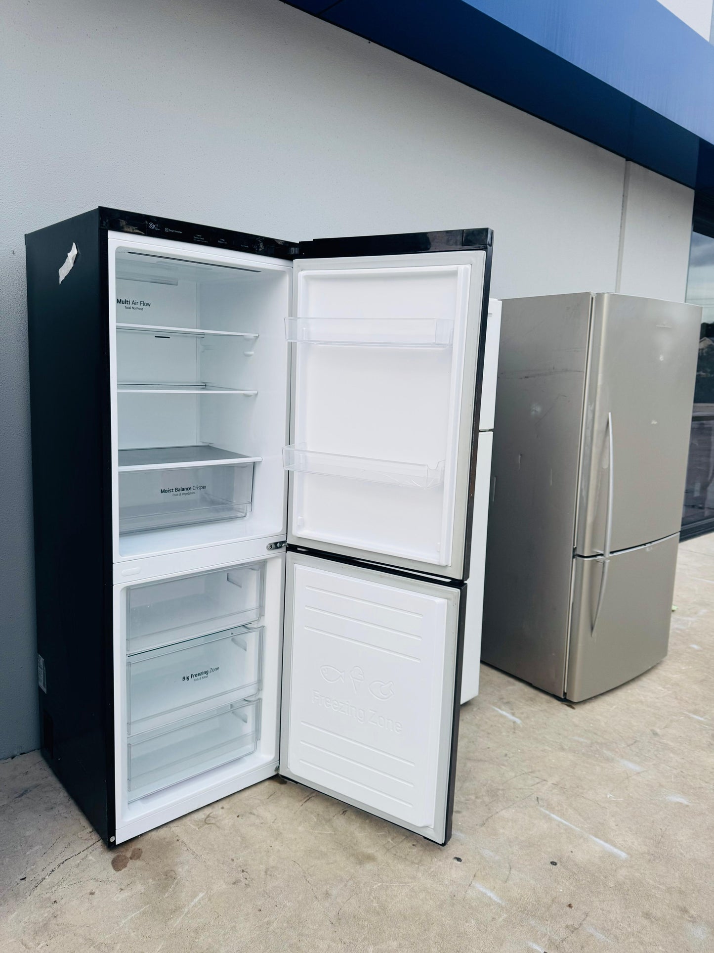 LG 335 LITRES FRIDGE FREEZER AND WATER DISPENSER