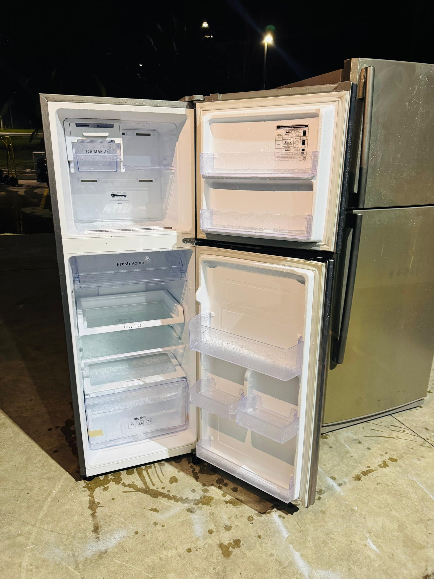 SAMSUNG 255 LITRES FRIDGE FREEZER