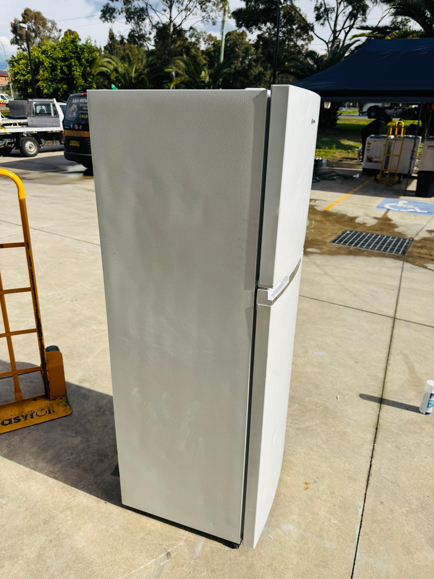 WESTING HOUSE 339 LITRES FRIDGE FREEZER