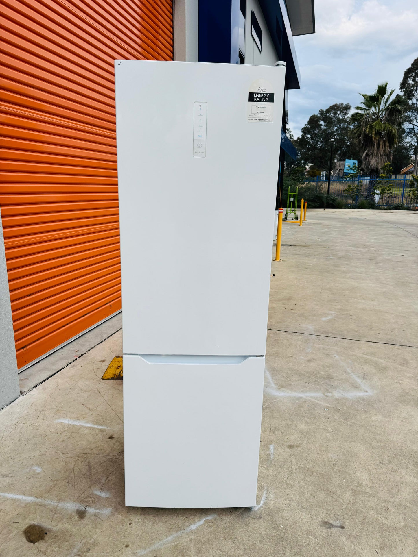KOGAN 323 LITRES FRIDGE FREEZER