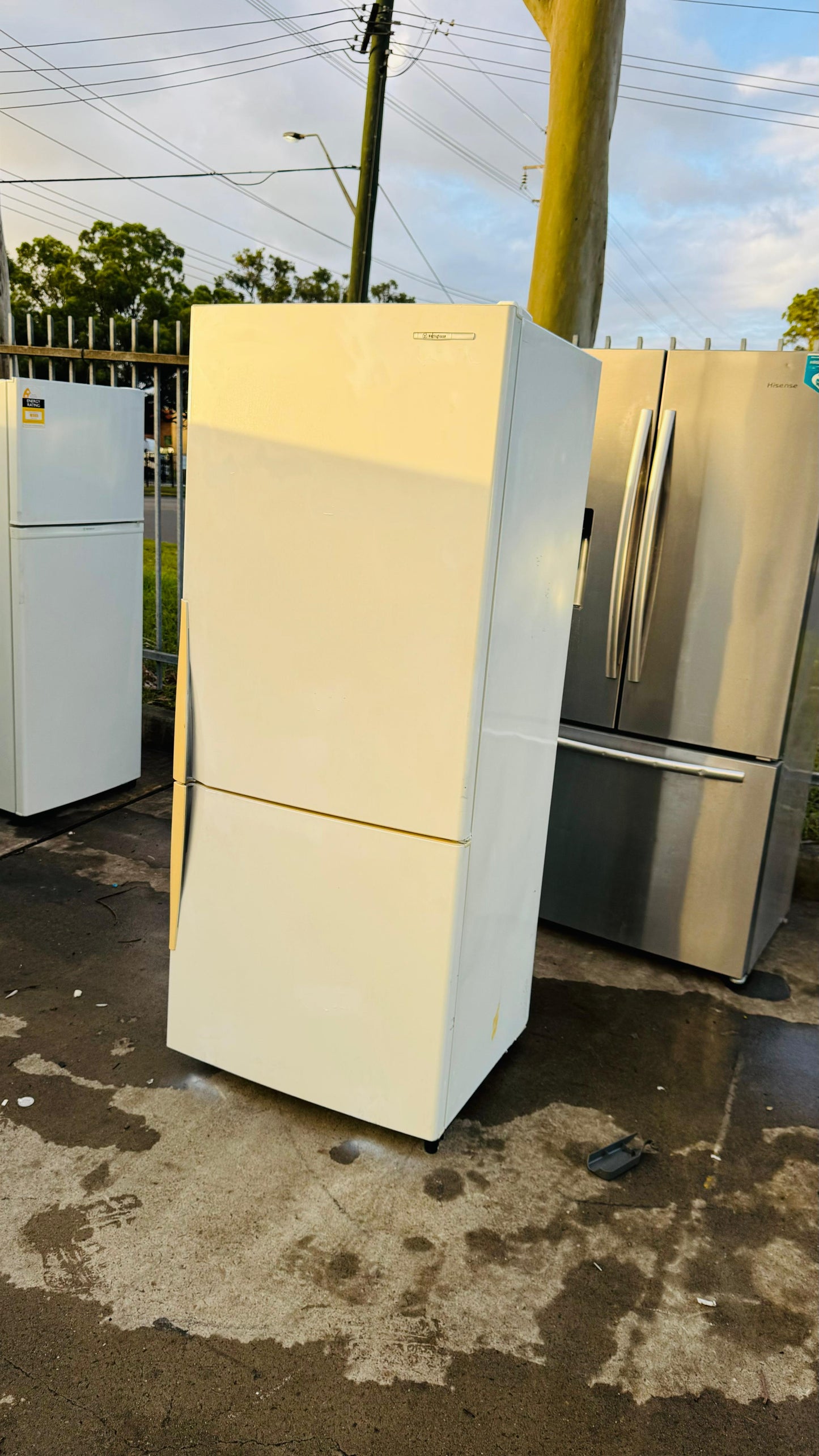 WESTINGHOUSE 380 LITRES FRIDGE FREEZER