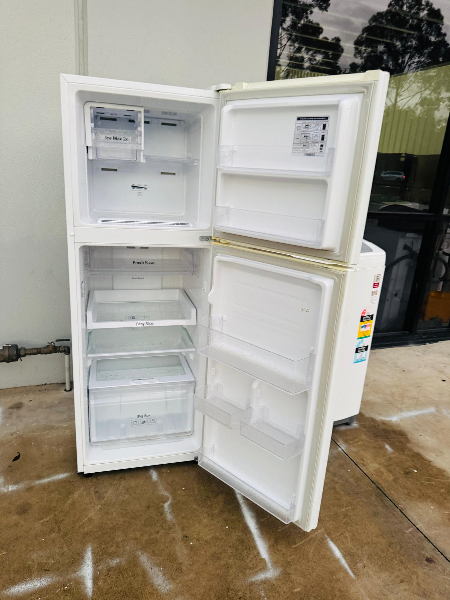 SAMSUNG 255 LITRES FRIDGE FREEZER