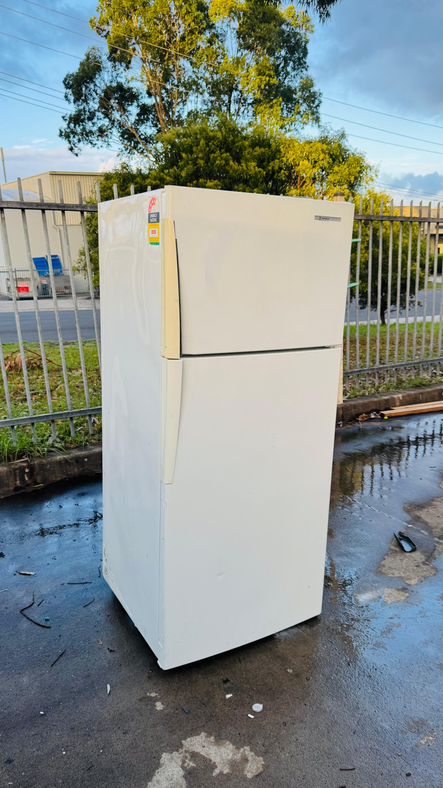 WESTINGHOUSE 416 LITRES FRIDGE FREEZER