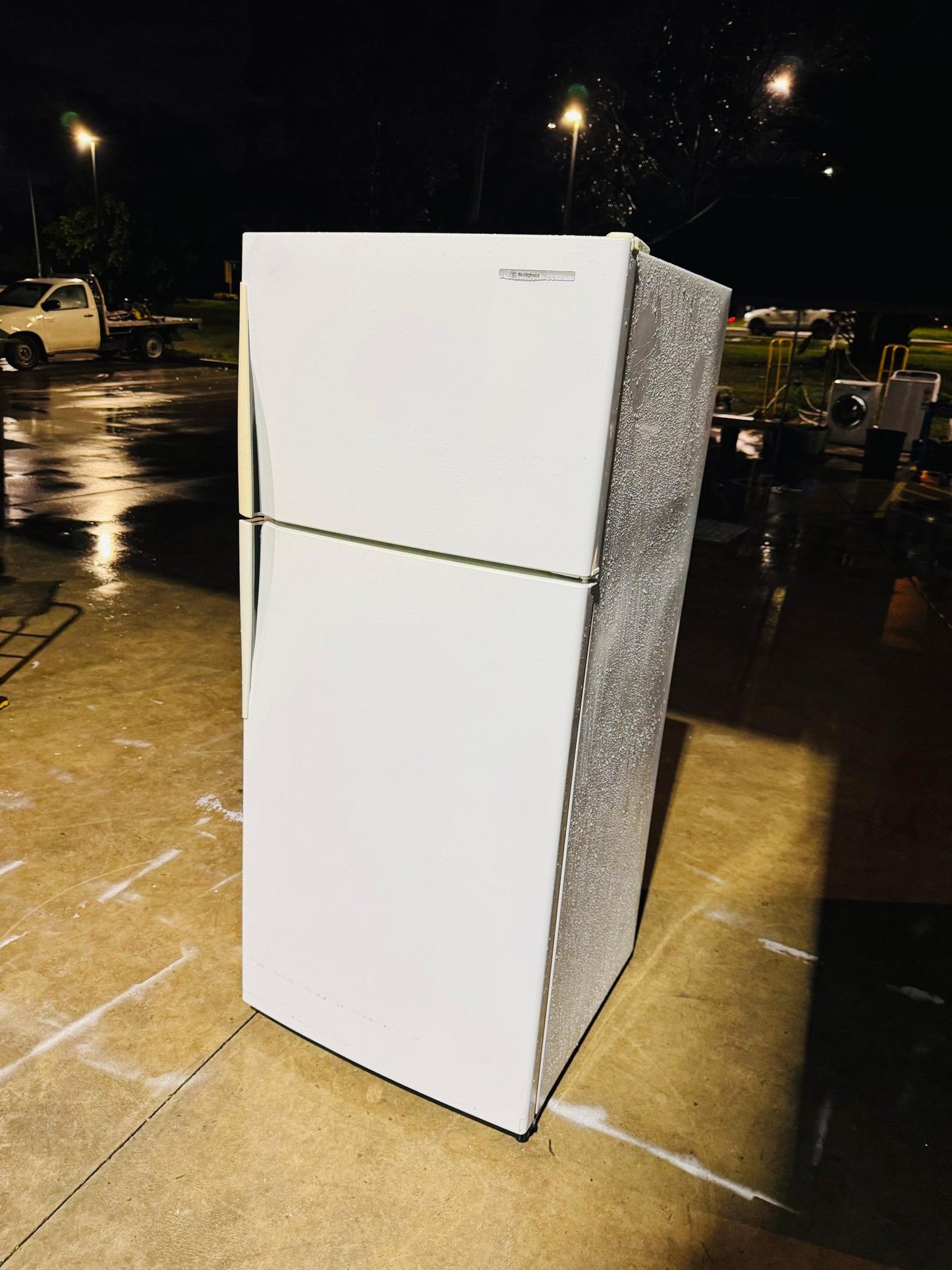 WESTING HOUSE 416 LITRES FRIDGE FREEZER
