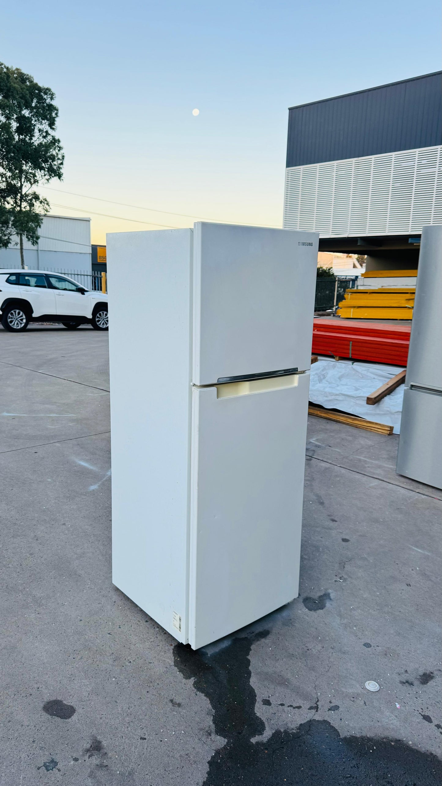 SAMSUNG 255 LITRES FRIDGE FREEZER