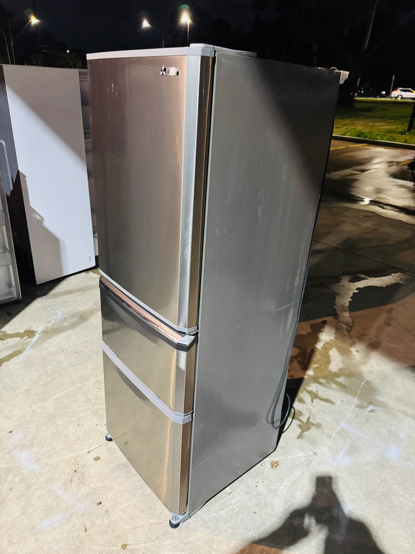 MITSUBISHI 370 LITRES FRIDGE FREEZER