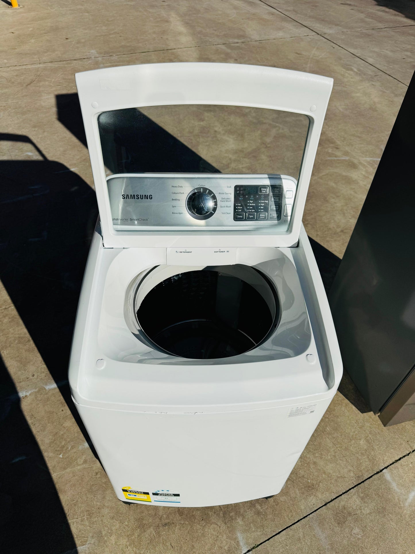 **HISENSE 272 LITRES FRIDGE FREEZER & SAMSUNG 8KGS TOP LOADER WASHING MACHINE COMBO PACKAGE DEAL**