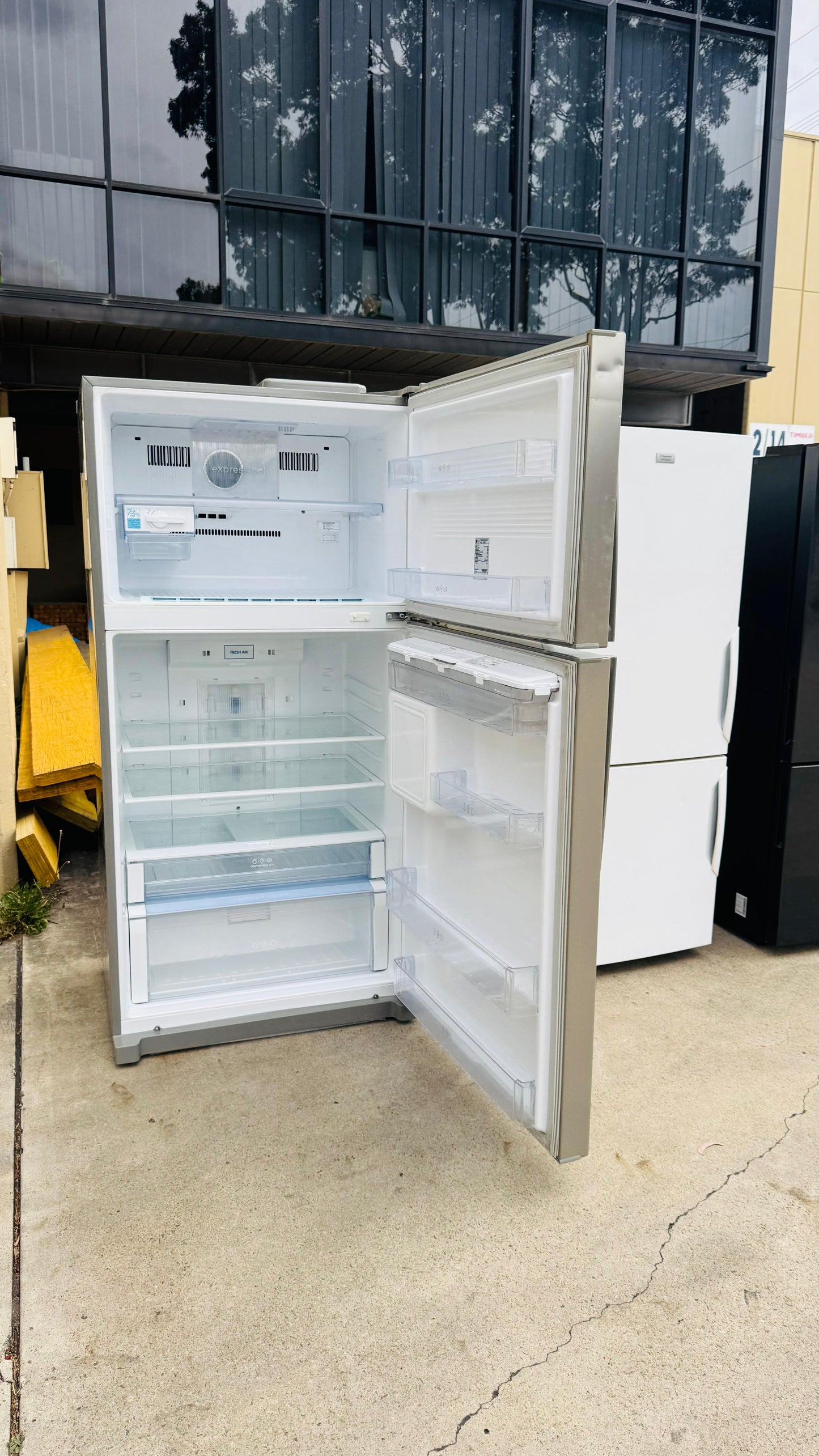 LG 564 LITRES FRIDGE FREEZER & WATER DISPENSER