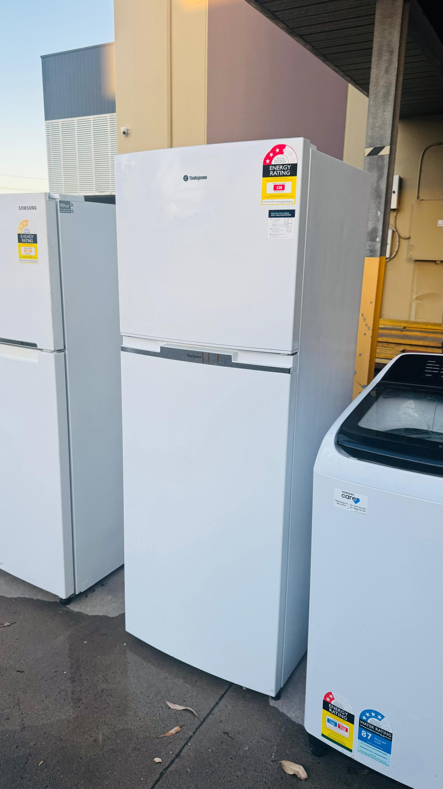 WESTINGHOUSE 339 LITRES FRIDGE FREEZER